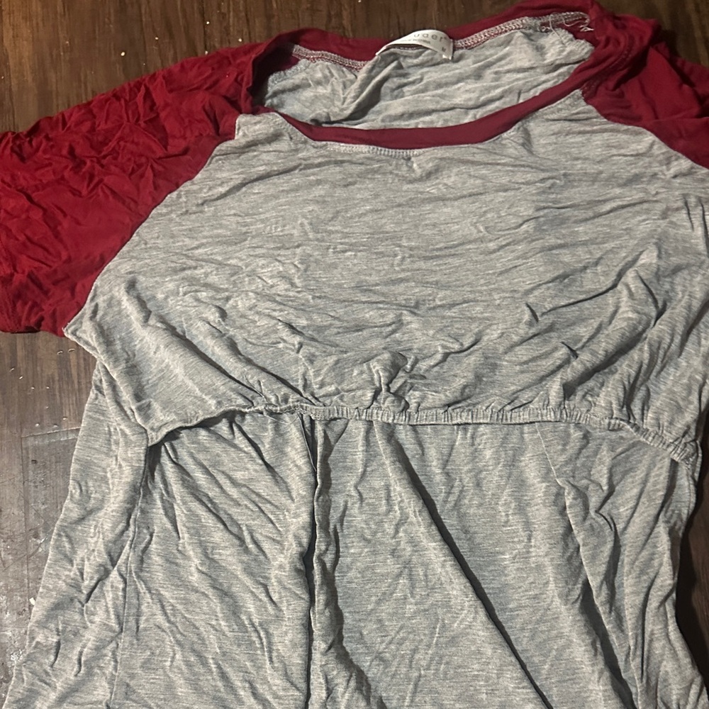 Women's Gray and Red Raglan Top